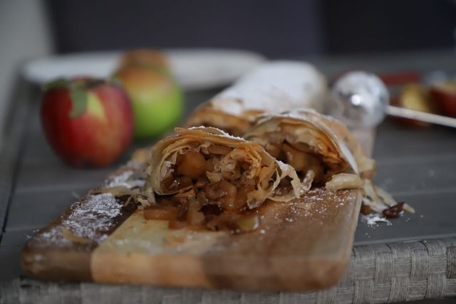 Apple Strudel - Խնձորով Ընկույզով Շտրուդել